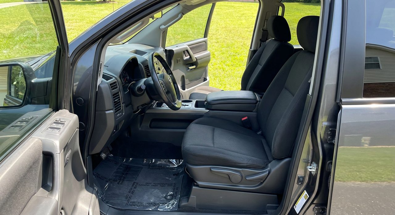 Intérieur de voiture nettoyé à domicile, propre - après