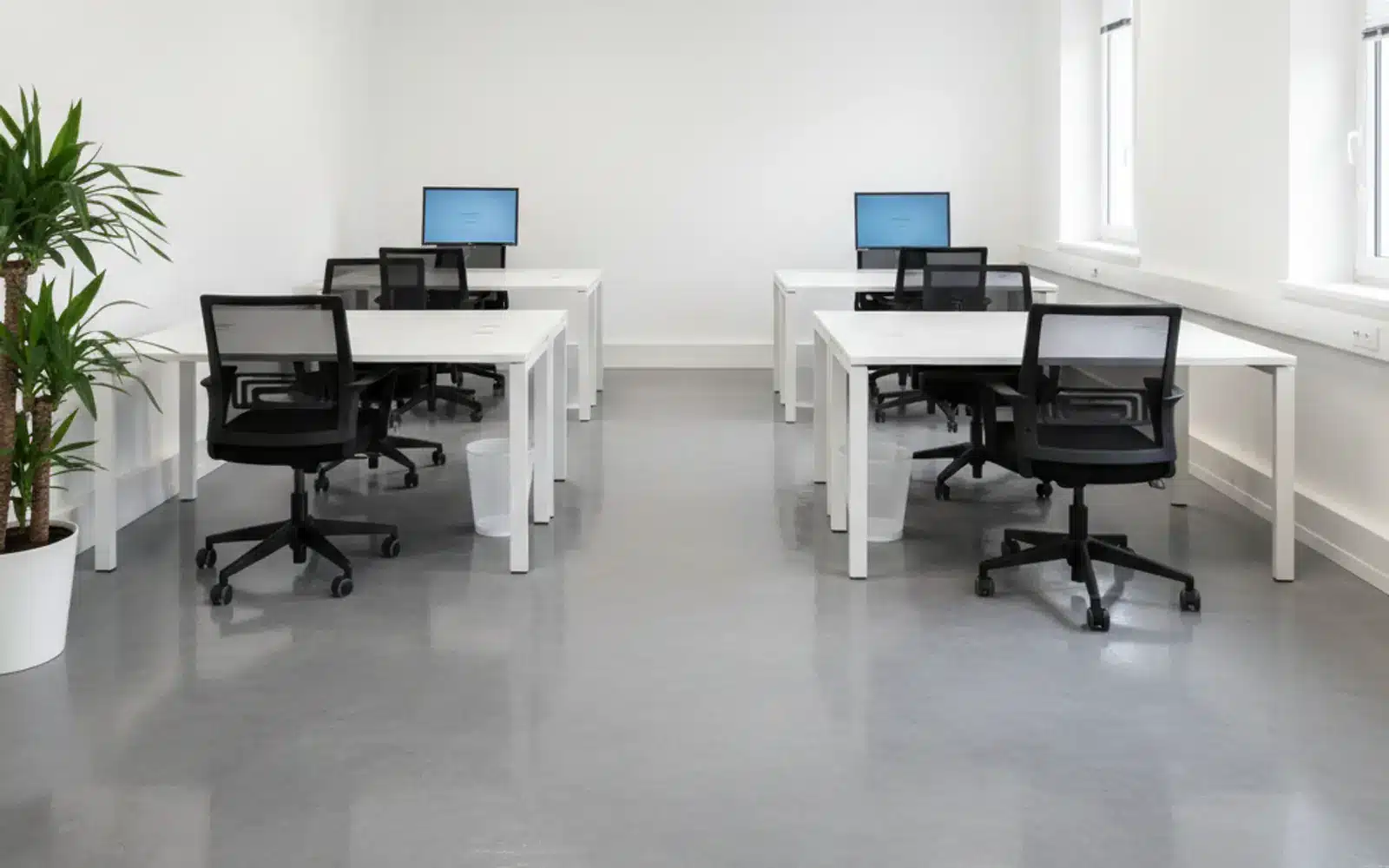 Le même open space après le nettoyage, bureaux dégagés et sol net