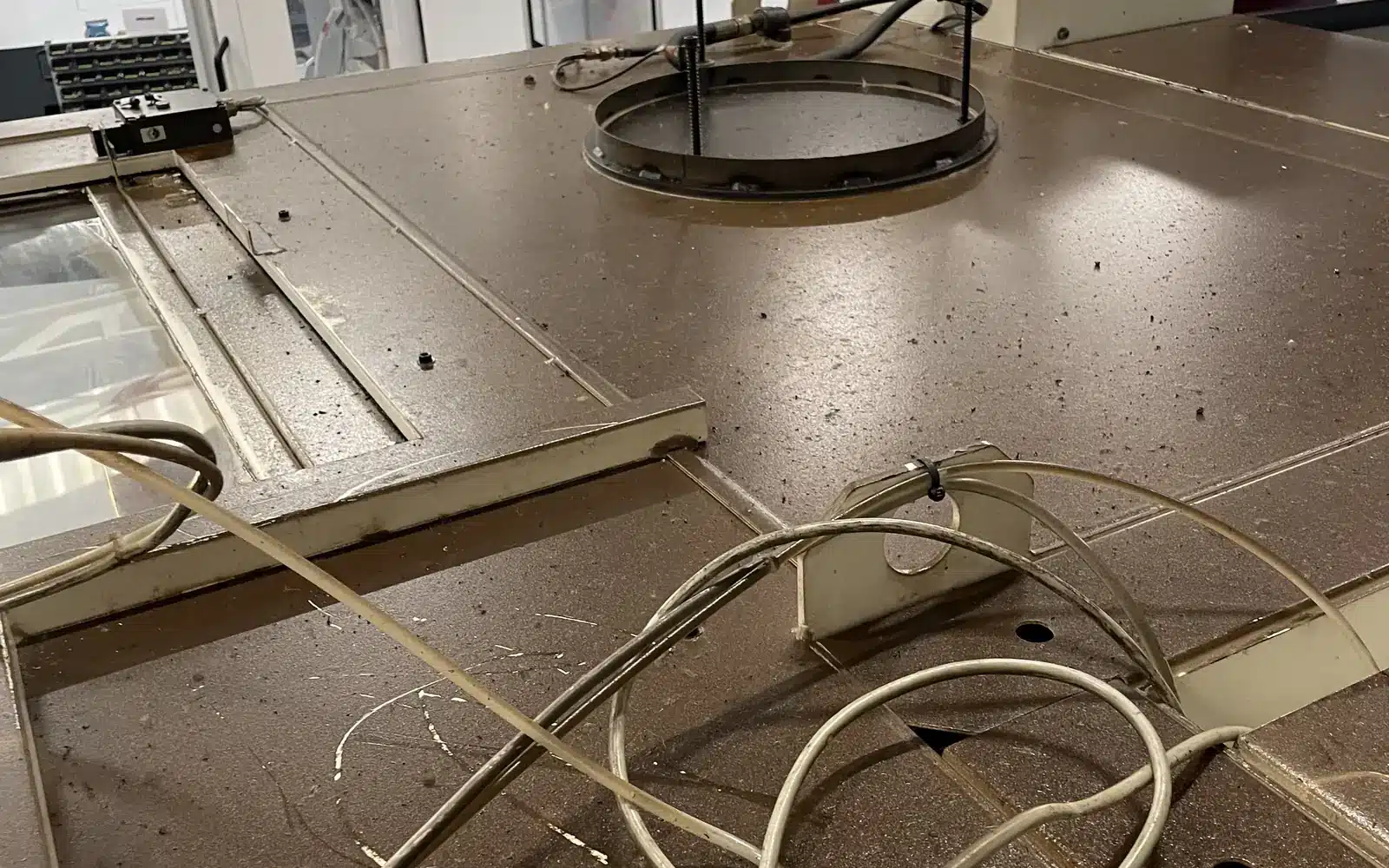 Machine d'atelier encrassée avant le nettoyage industriel