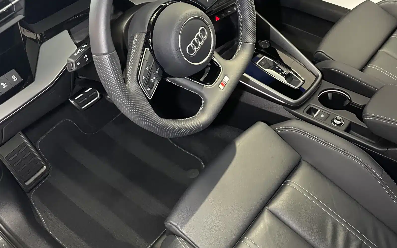 Habitacle de voiture propre après le nettoyage à domicile