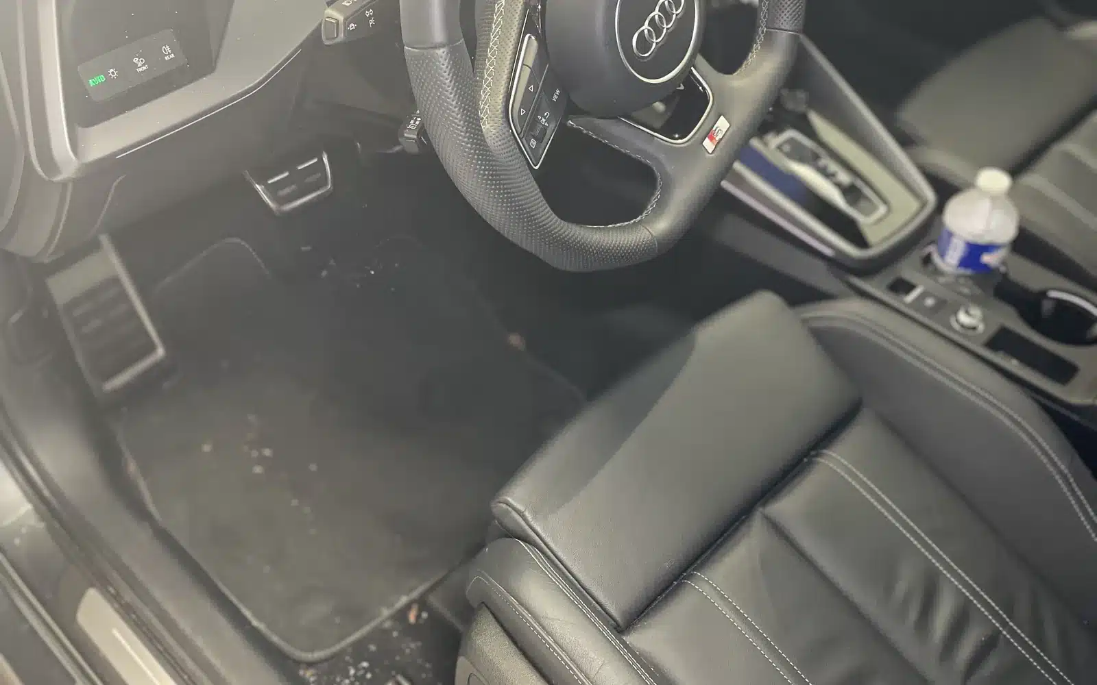 Habitacle de voiture encombré avant le nettoyage à domicile