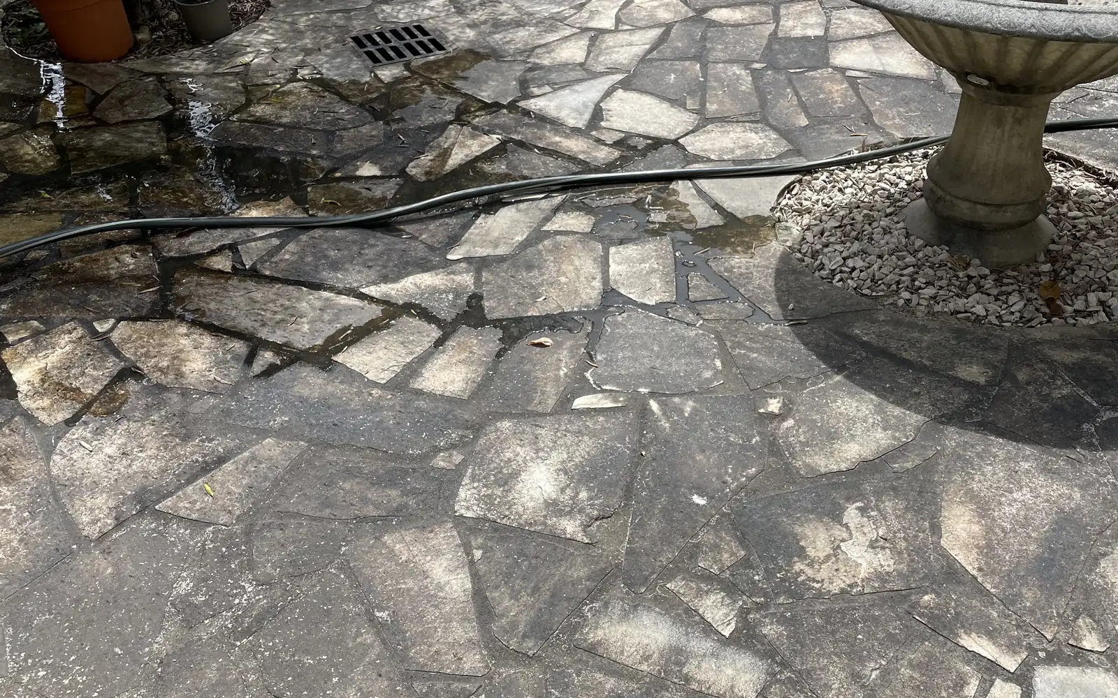 Terrasse en dallage encrassée avant le nettoyage