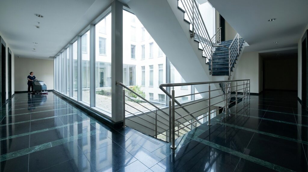 Hall et cage d'escalier d'une copropriété propres et lumineux après entretien professionnel