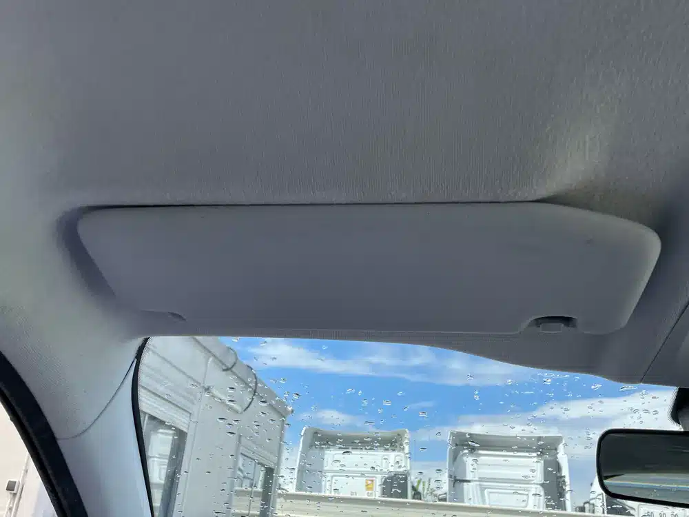 Ciel de toit de voiture nettoyé sans auréole