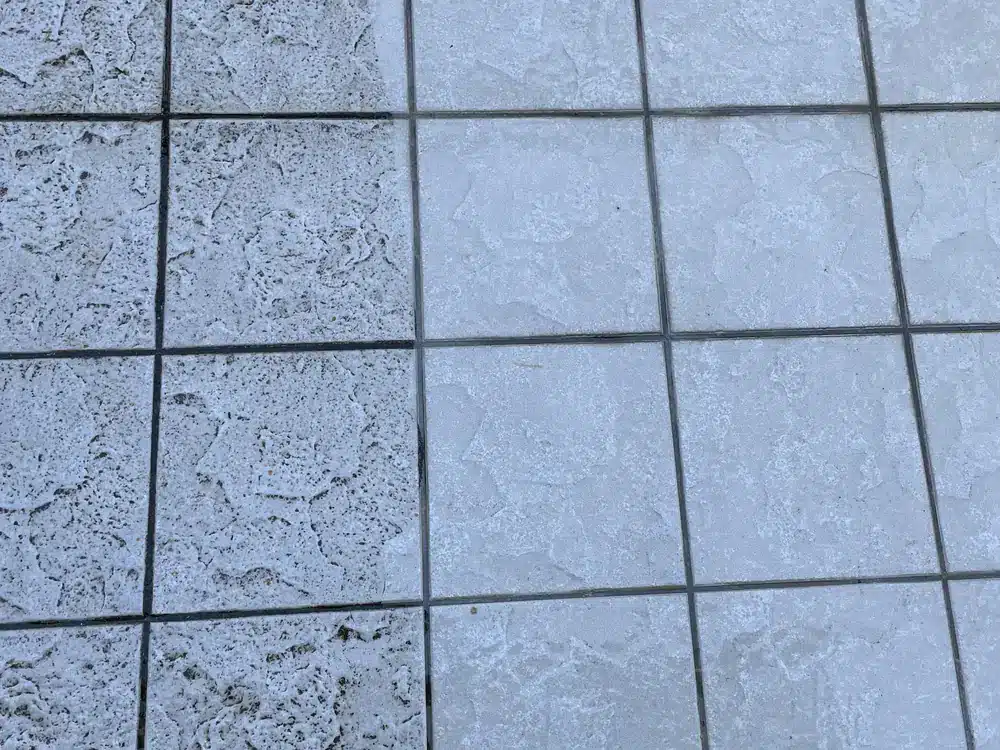 Terrasse carrelée nettoyée sur la moitié droite, la différence est nette