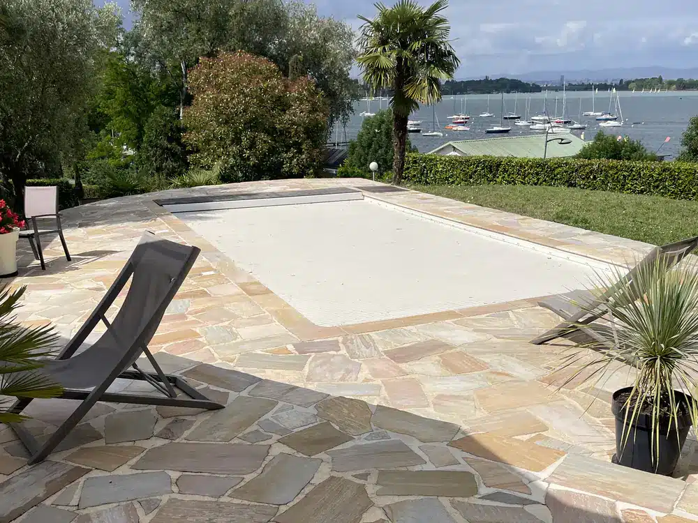 Terrasse de piscine en pierre naturelle nettoyée par Mery'clean