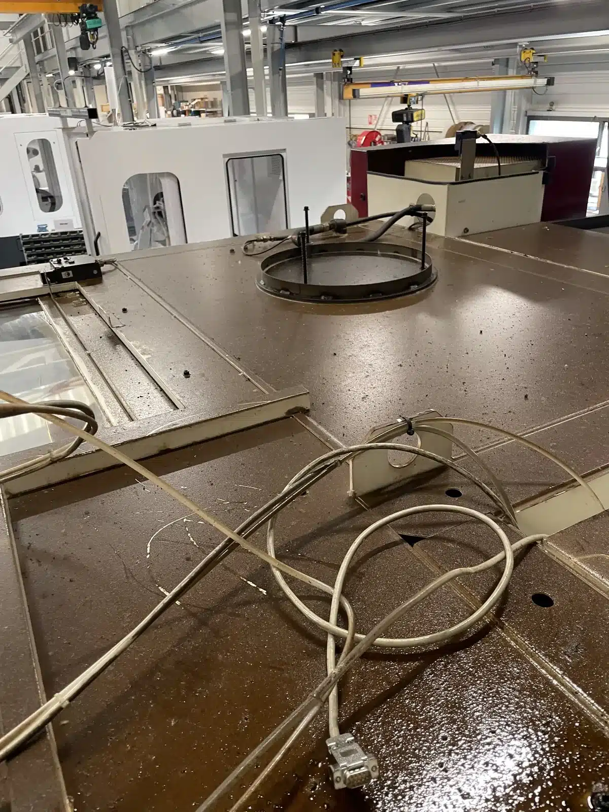 Nettoyage d'une machine dans un atelier, flexible déroulé