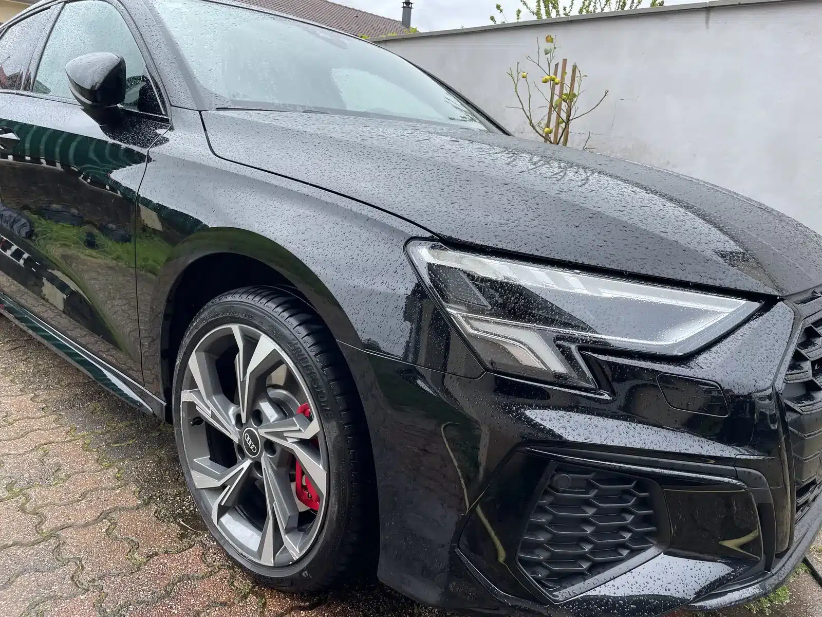 Berline noire de face après le lavage et le rinçage