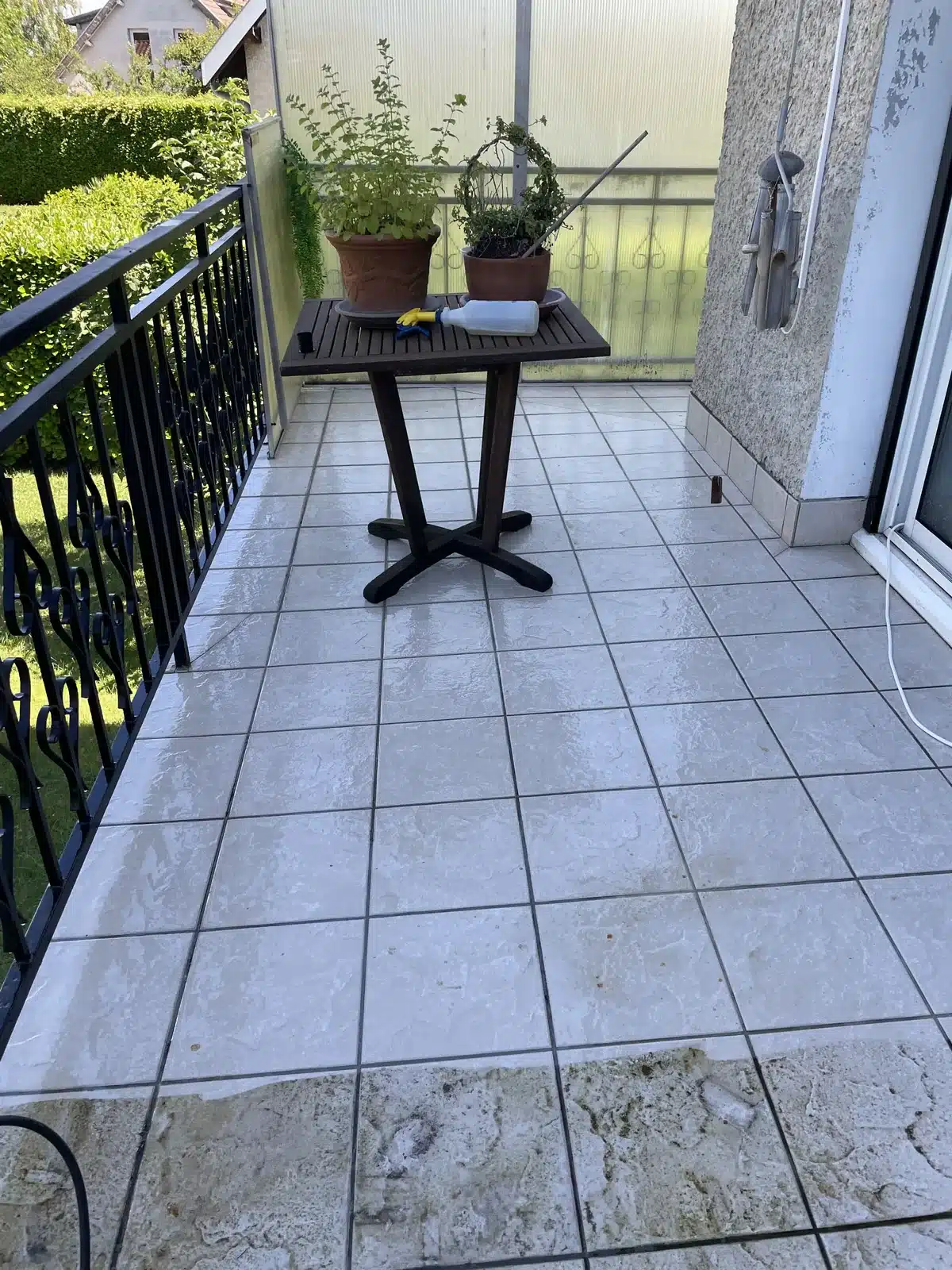 Balcon carrelé remis en état après le nettoyage