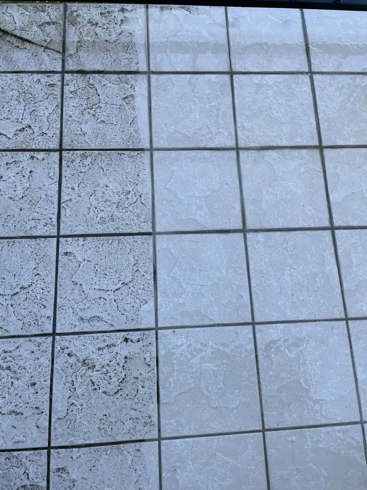 Carrelage de terrasse terni avant le nettoyage
