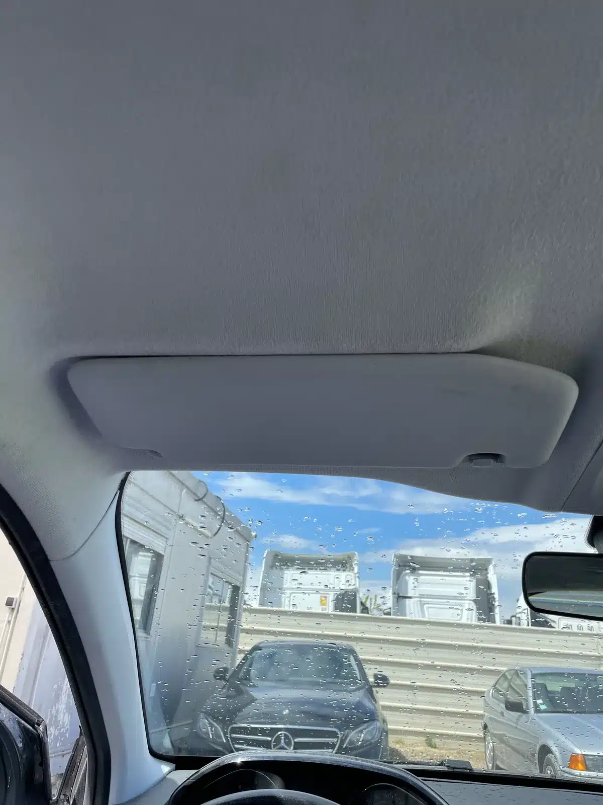 Le même ciel de toit de voiture après le nettoyage