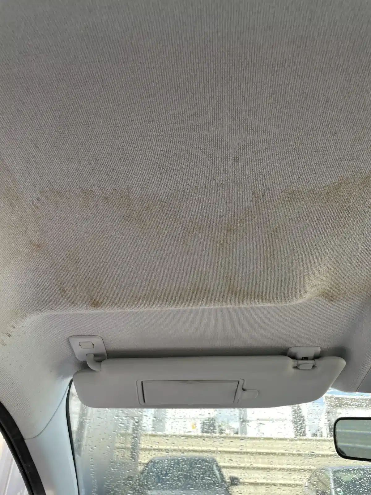 Ciel de toit de voiture taché, avant le nettoyage