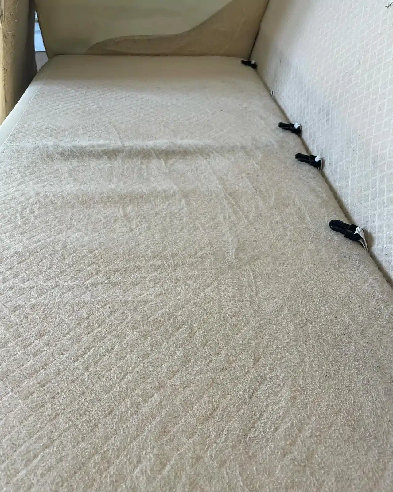 Moquette de véhicule utilitaire assainie après le passage de l'injecteur-extracteur