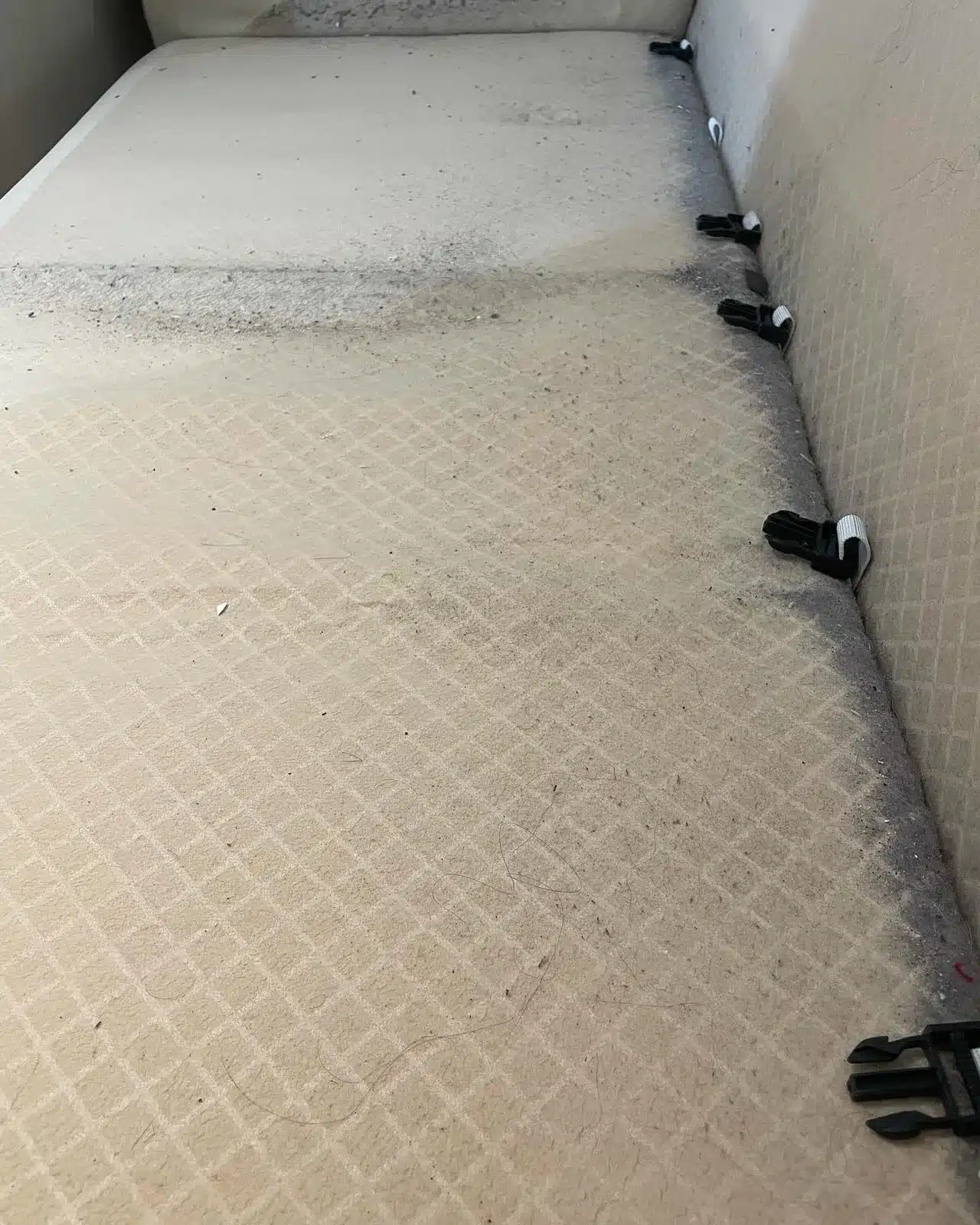 Moquette de véhicule utilitaire encrassée avant l'intervention
