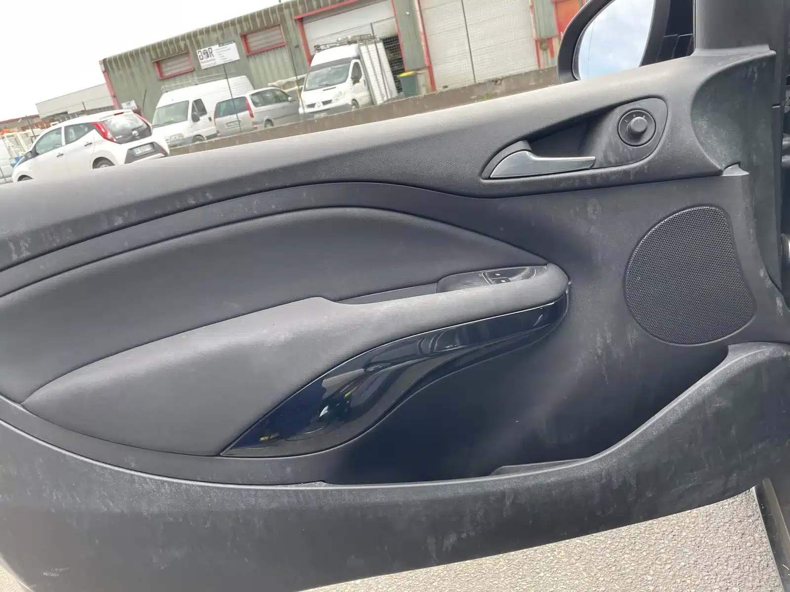 Panneau de porte de voiture encrassé, avant le nettoyage intérieur