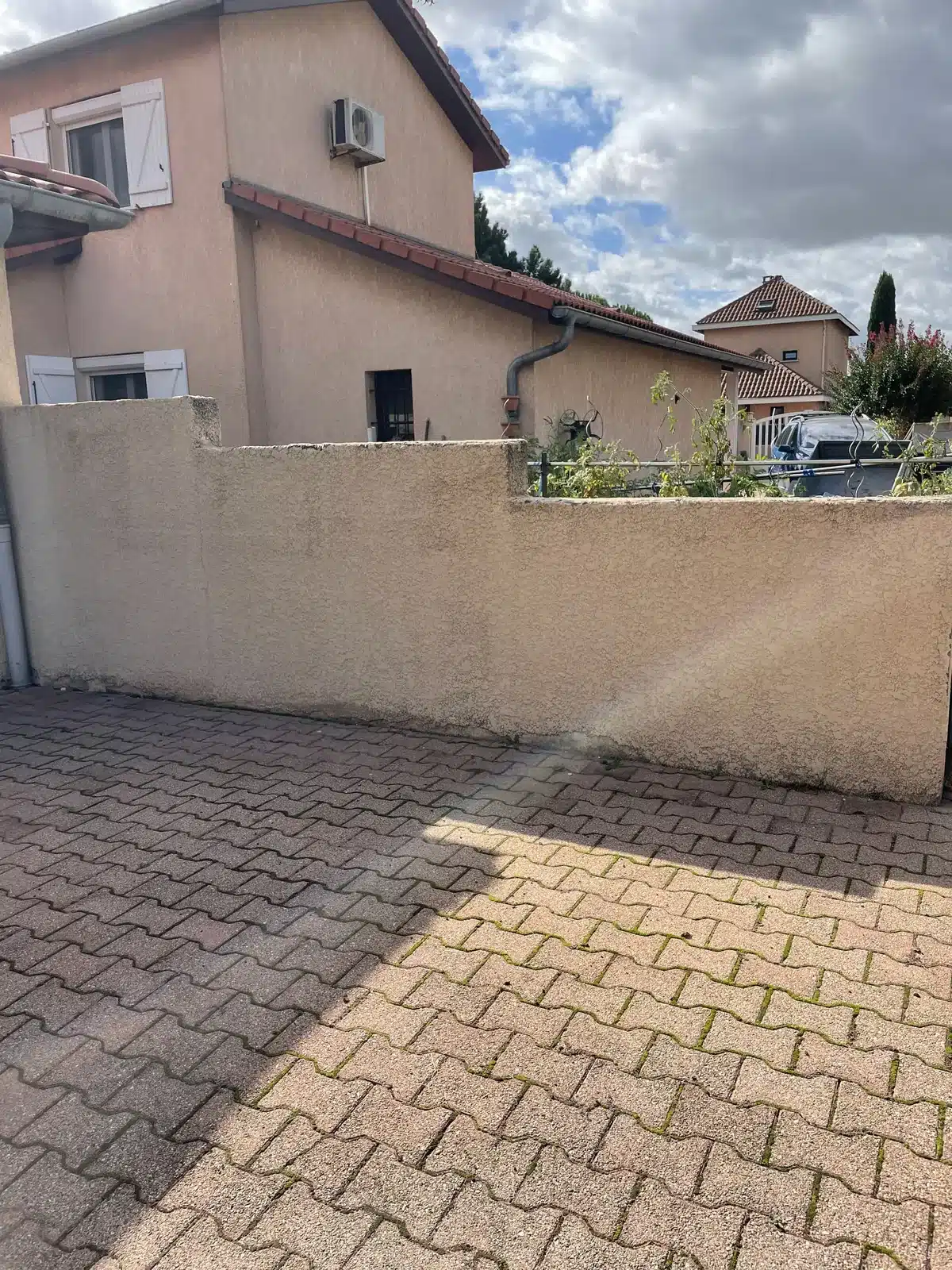 Pavés de cour à moitié nettoyés, la différence est visible sur la même surface