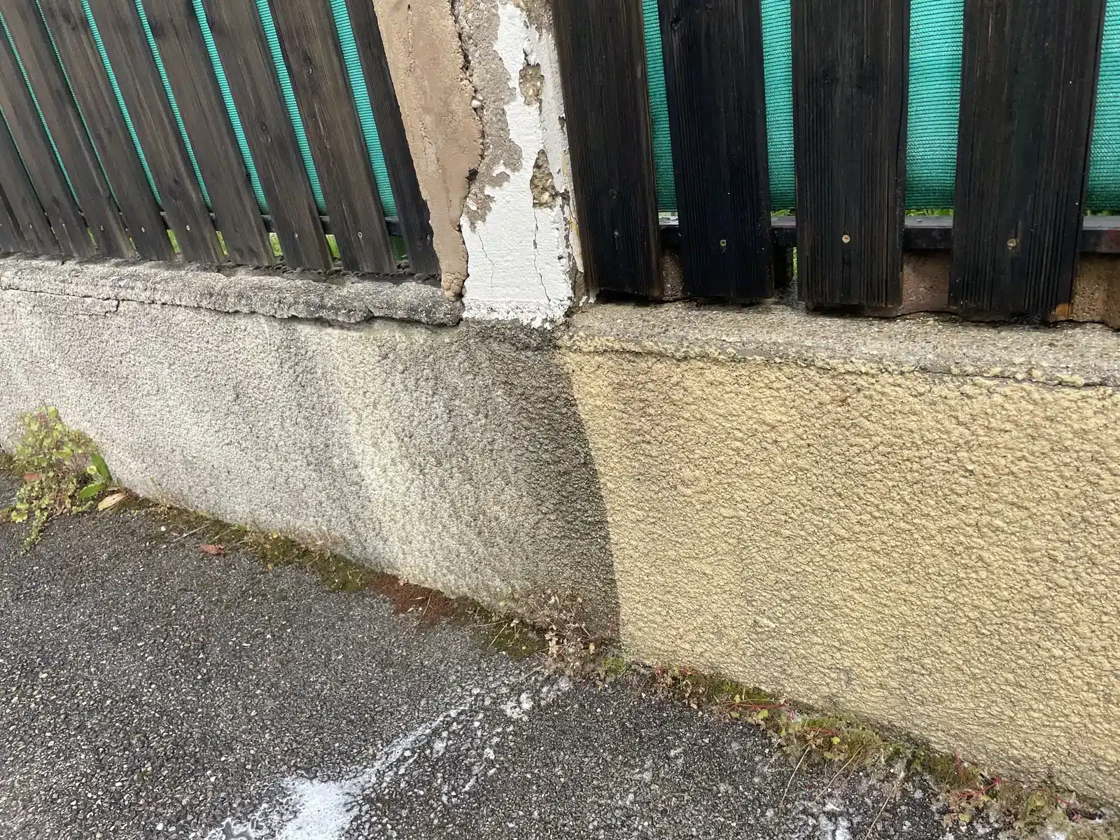 Soubassement de mur à moitié nettoyé, avant et après sur la même paroi