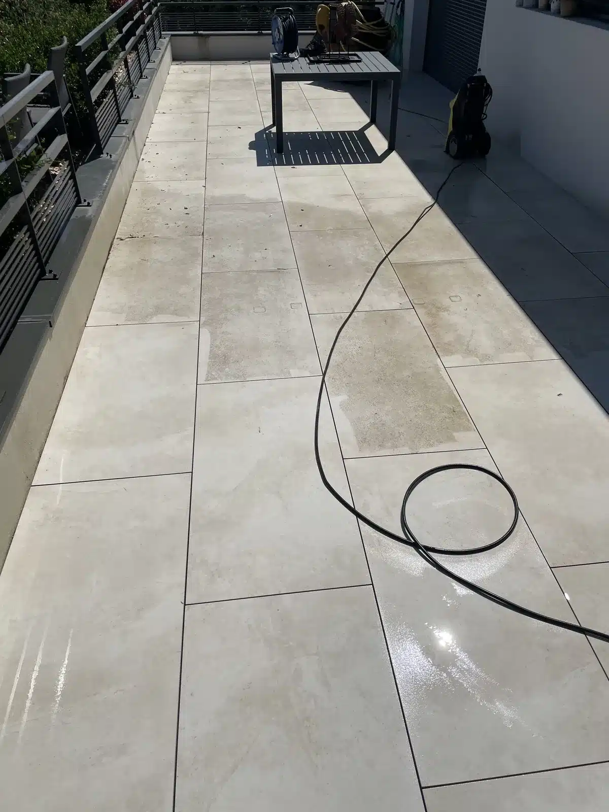 Terrasse carrelée après le rinçage