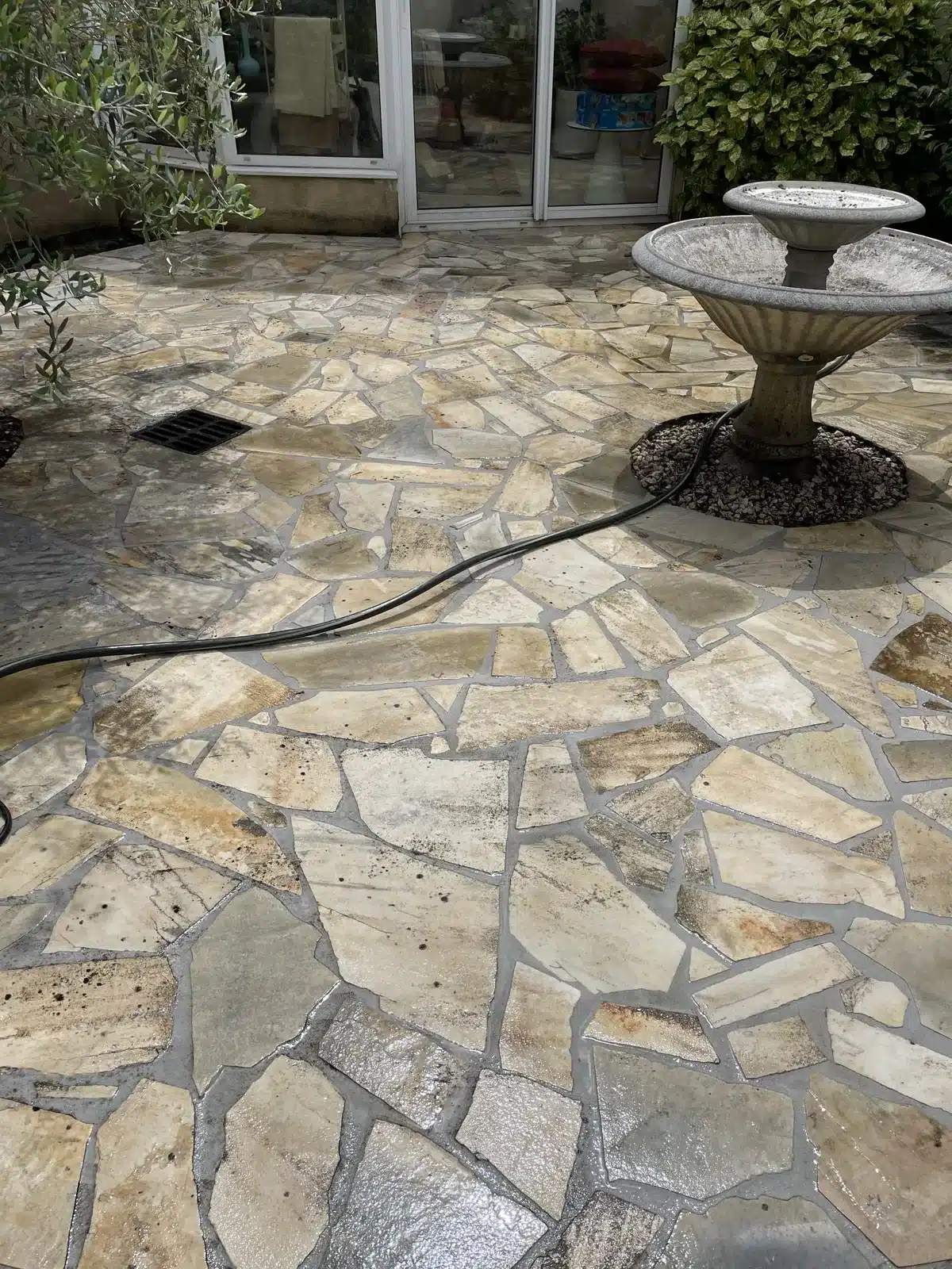 La même terrasse en pierre naturelle après le nettoyage