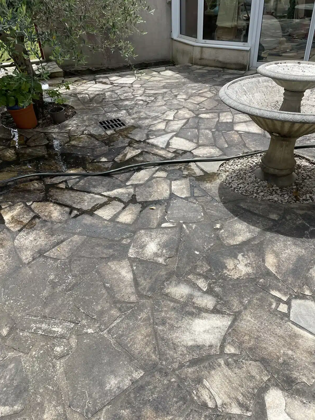 Terrasse en pierre naturelle encrassée avant le nettoyage
