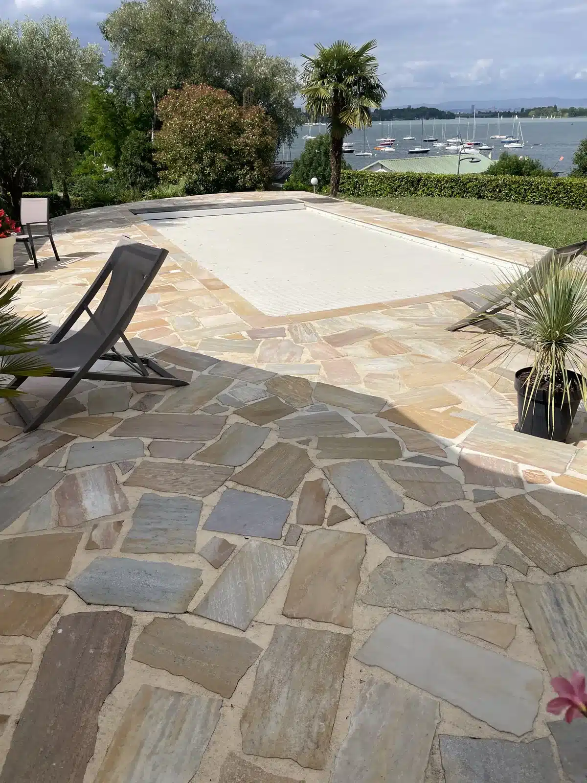 Terrasse de piscine en pierre après le nettoyage