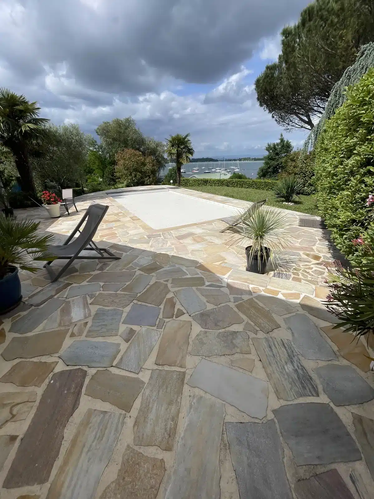 Terrasse de piscine nettoyée, vue d'ensemble