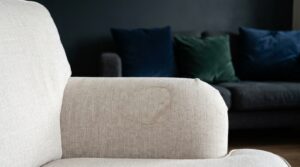 Nettoyage de canapé à Genas : les erreurs qui abîment durablement le tissu